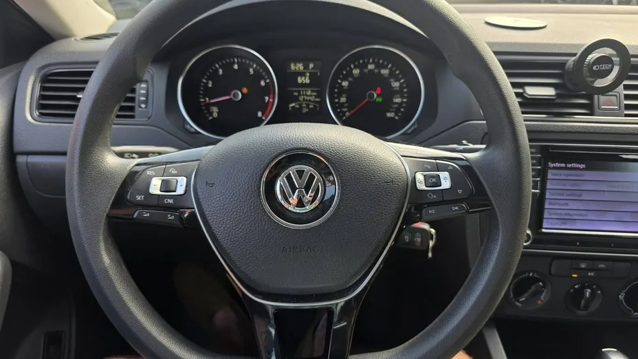 VOLKSWAGEN Jetta -