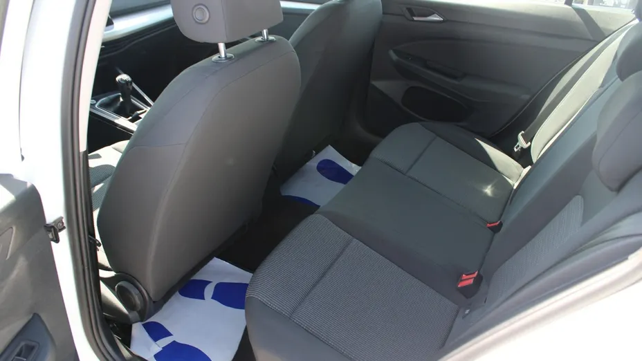 VOLKSWAGEN Golf -