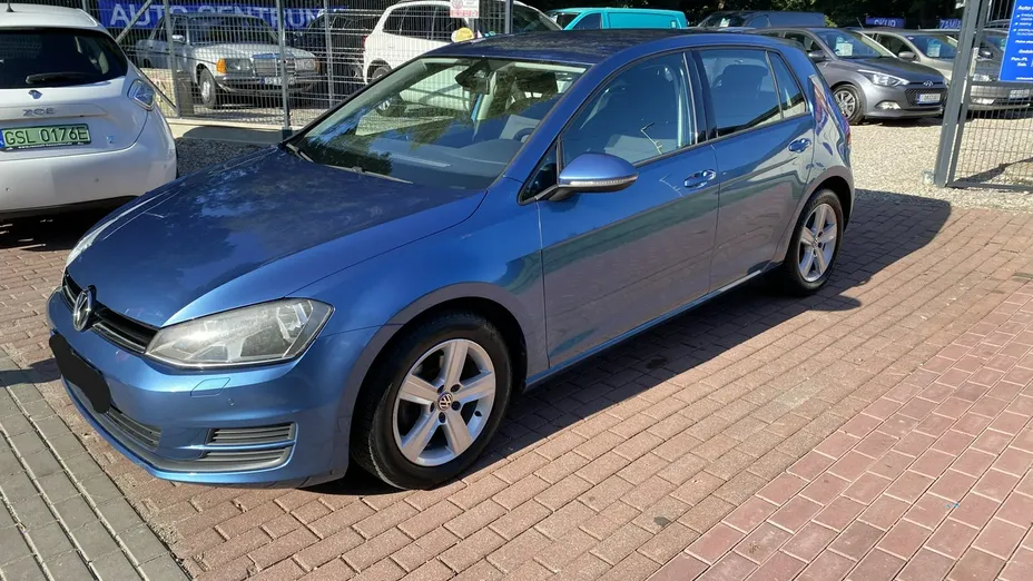 VOLKSWAGEN Golf -