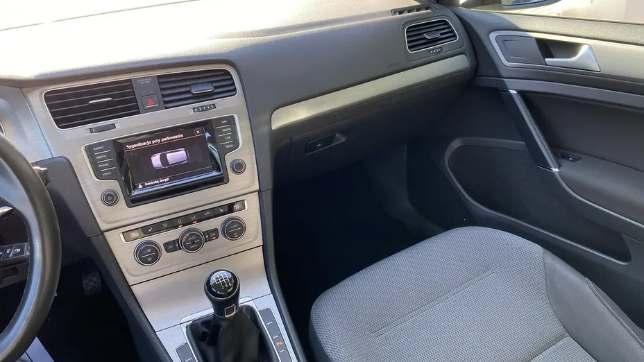VOLKSWAGEN Golf -
