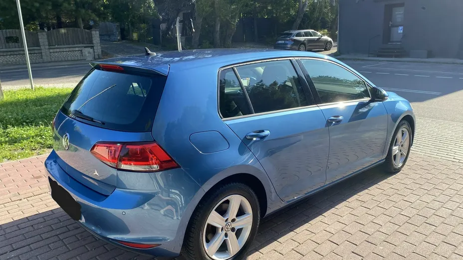 VOLKSWAGEN Golf -