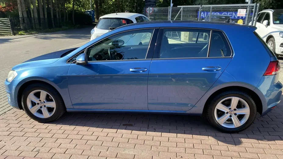 VOLKSWAGEN Golf -