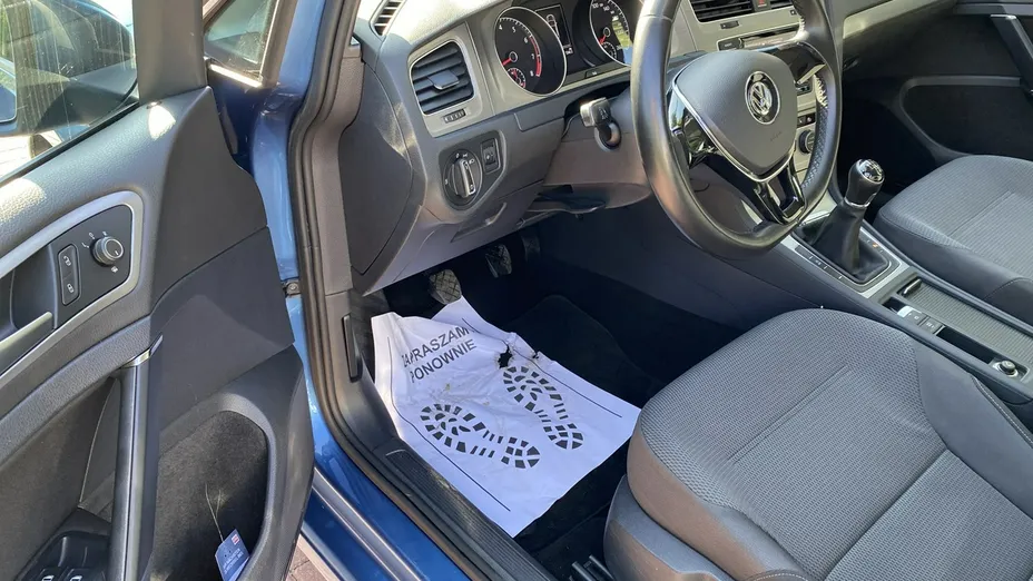 VOLKSWAGEN Golf -