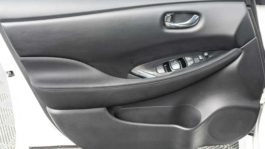 NISSAN Leaf -