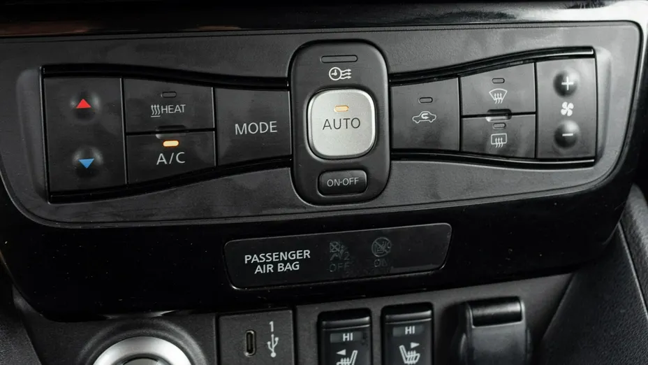 NISSAN Leaf -