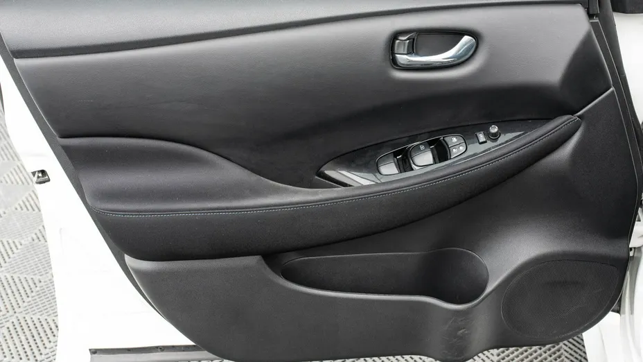 NISSAN Leaf -