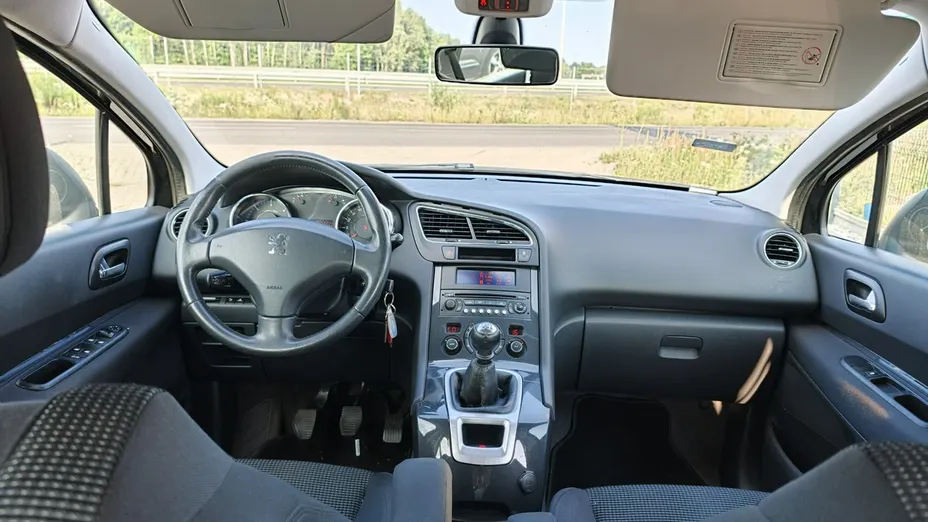 PEUGEOT 5008 -