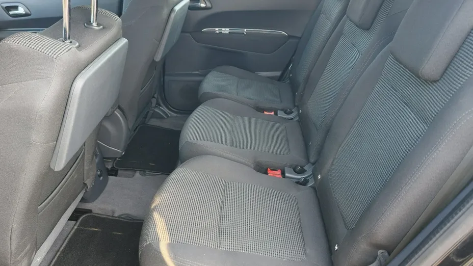 PEUGEOT 5008 -