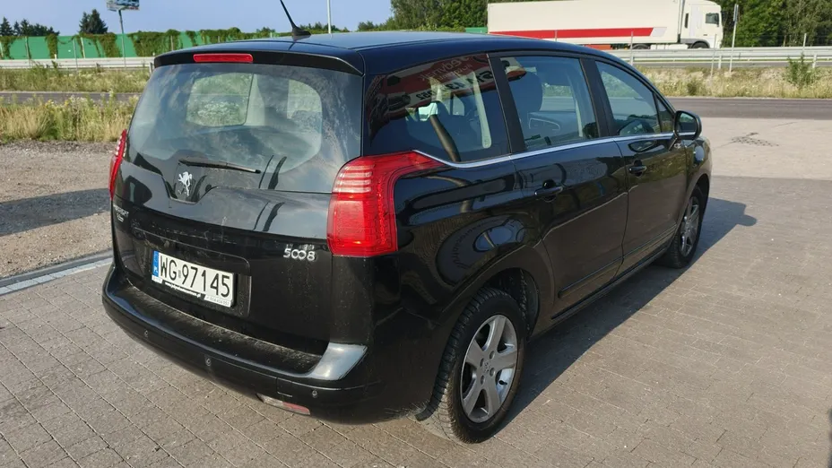 PEUGEOT 5008 -