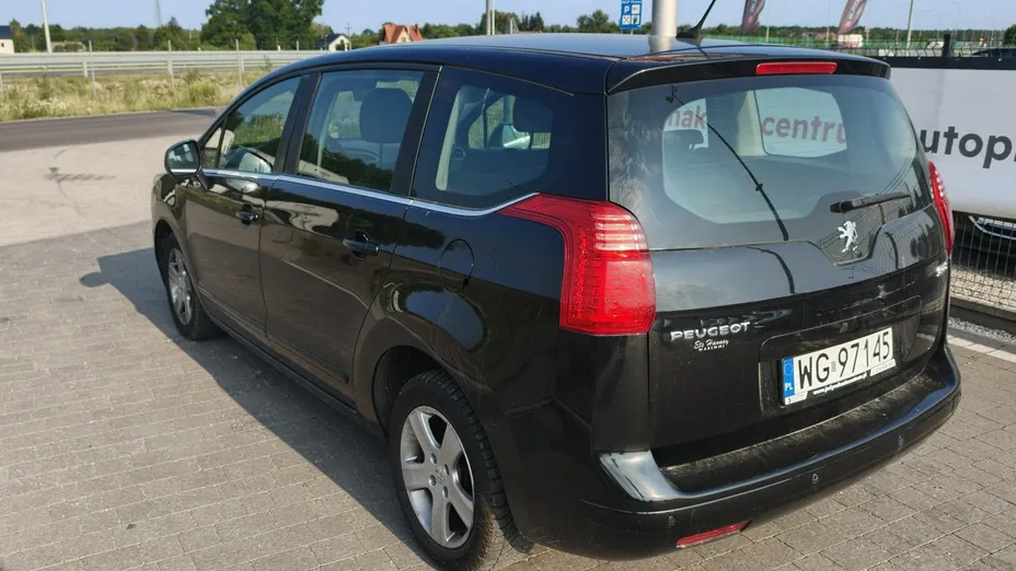 PEUGEOT 5008 -