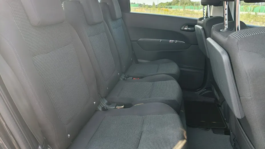 PEUGEOT 5008 -