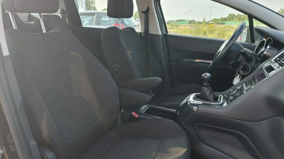 PEUGEOT 5008 -