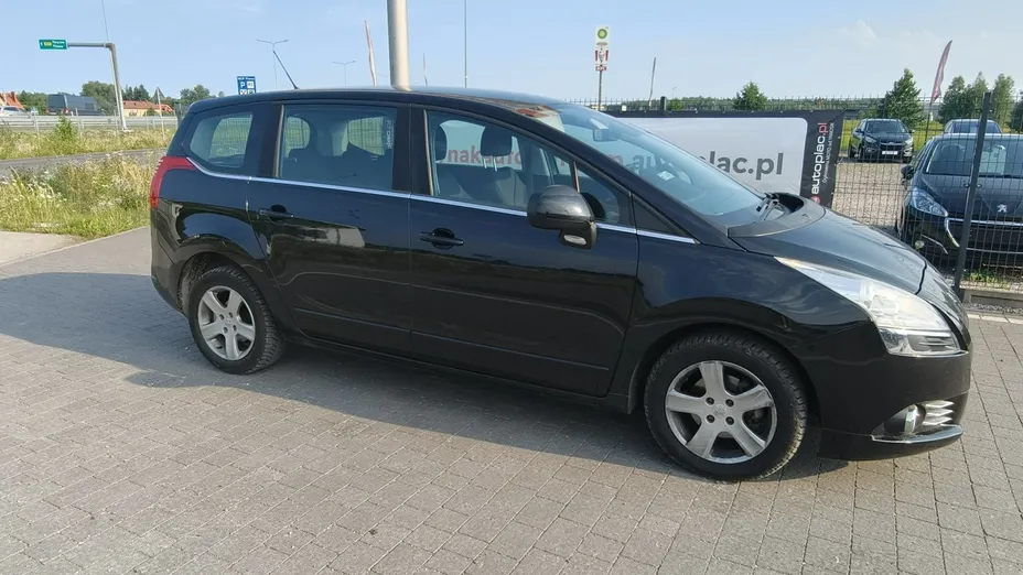 PEUGEOT 5008 -