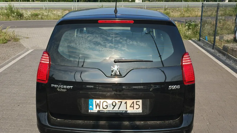 PEUGEOT 5008 -
