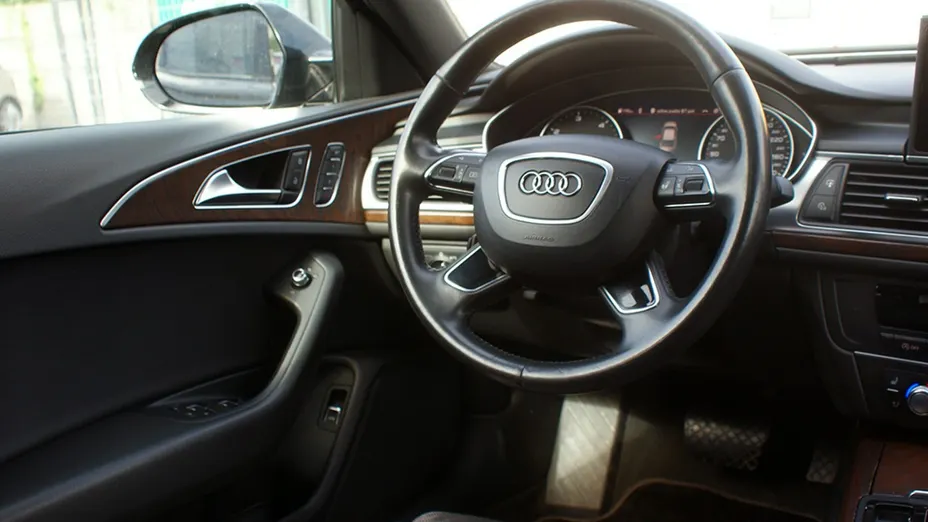 AUDI A6 -