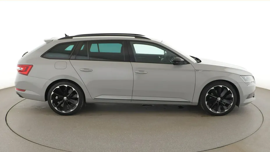SKODA Superb -