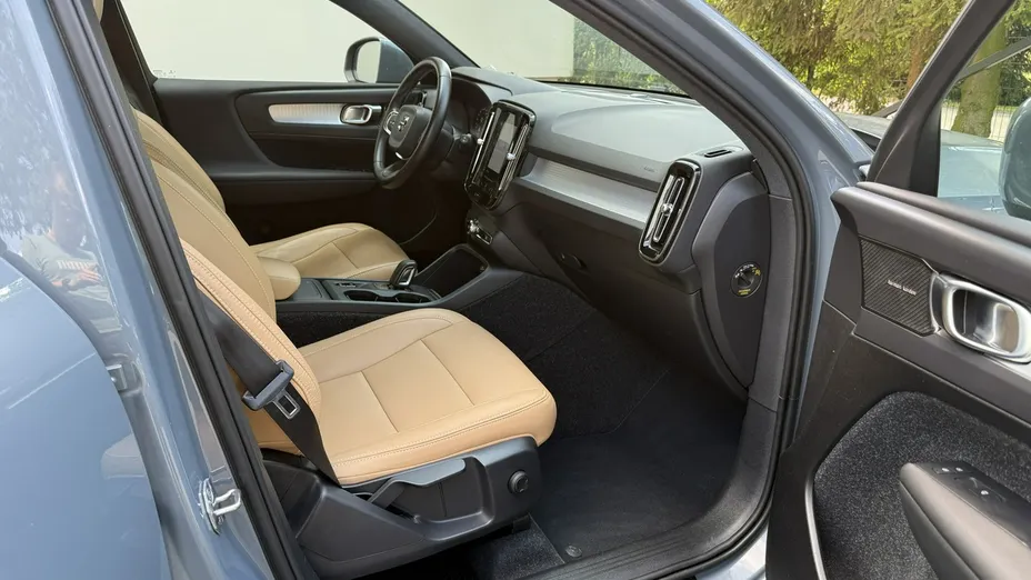 VOLVO XC40 -