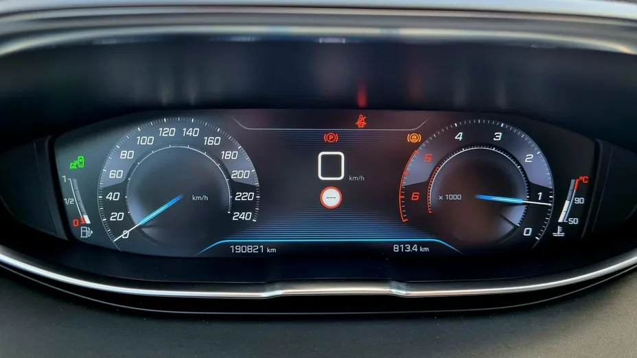 PEUGEOT 5008 -