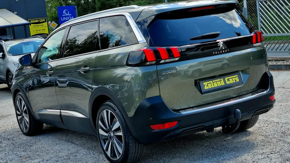 PEUGEOT 5008 -