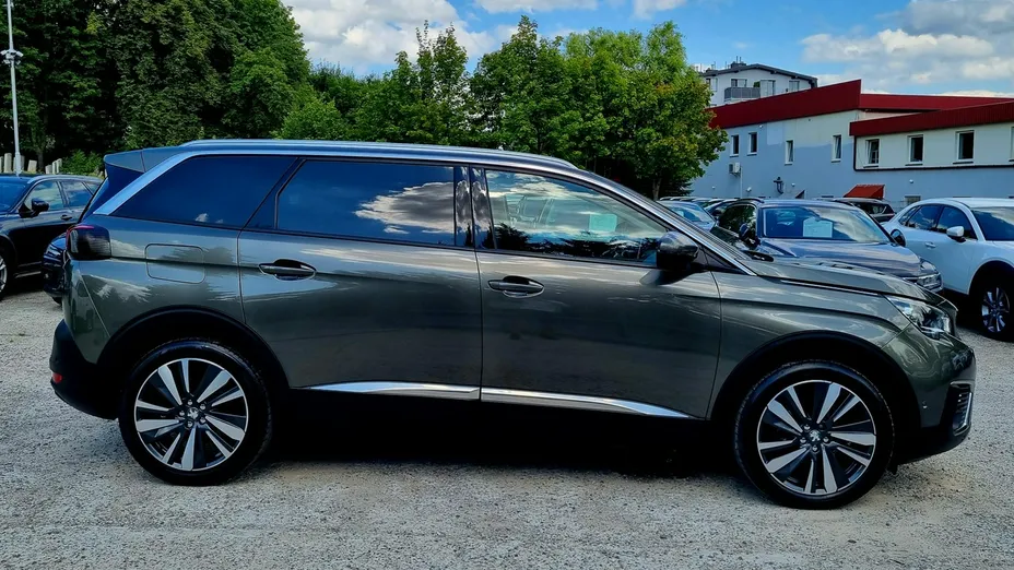 PEUGEOT 5008 -