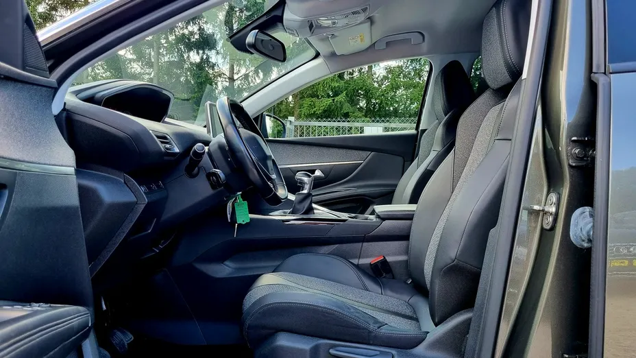 PEUGEOT 5008 -