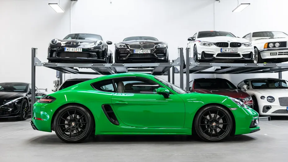PORSCHE 718 -