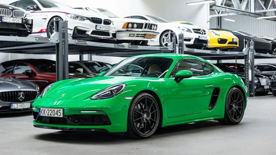 PORSCHE 718 -