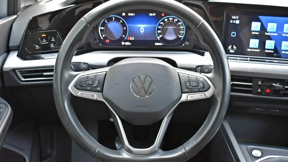 VOLKSWAGEN Golf -