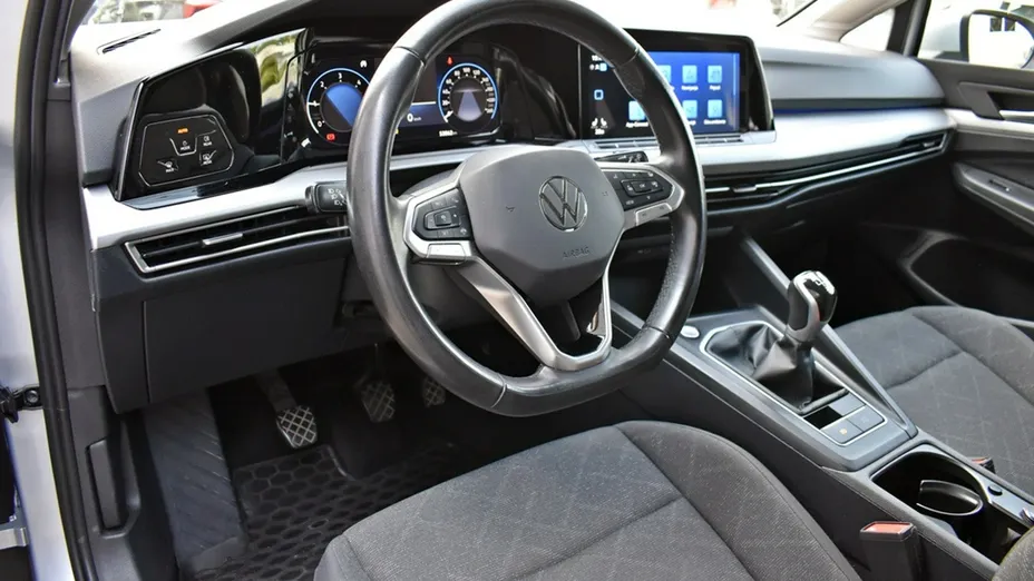 VOLKSWAGEN Golf -