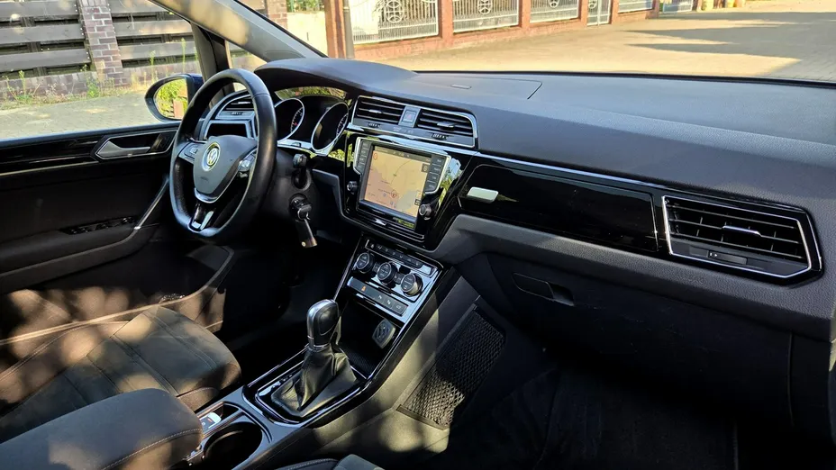 VOLKSWAGEN Touran -