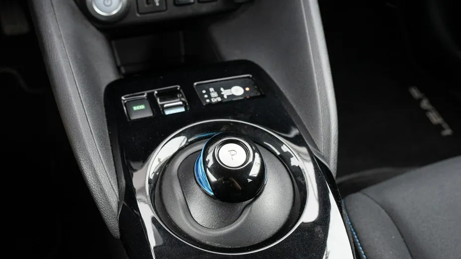 NISSAN Leaf -