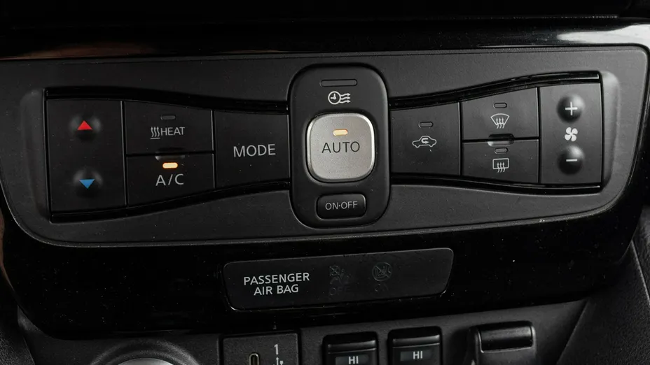 NISSAN Leaf -