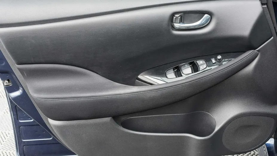 NISSAN Leaf -