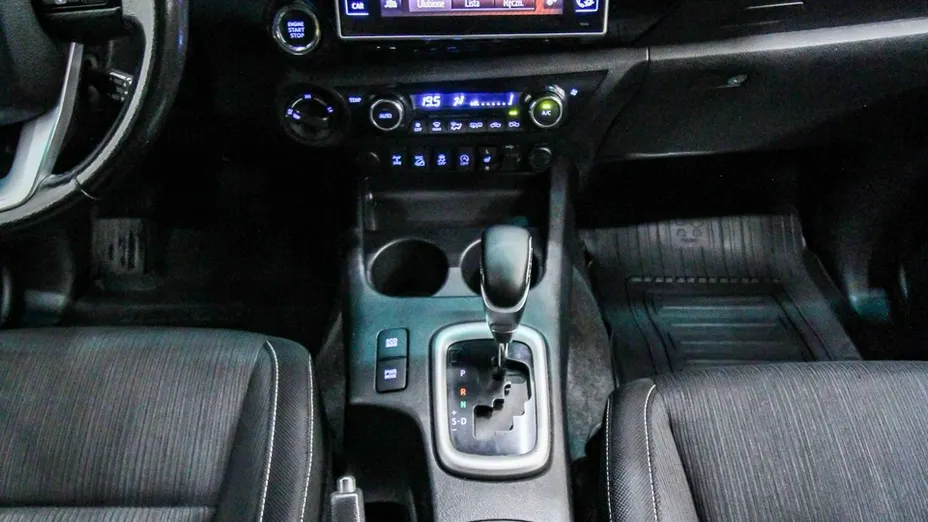 TOYOTA HiLux -