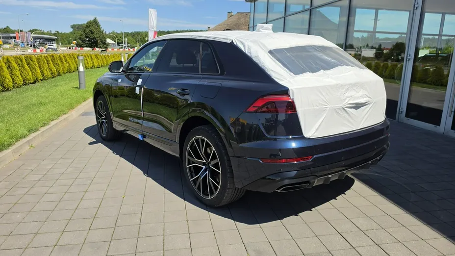 AUDI Q8 -