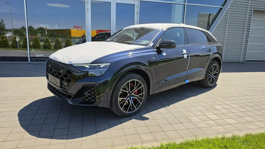 AUDI Q8 -