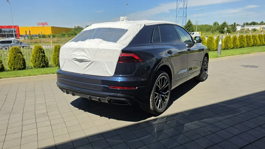 AUDI Q8 -