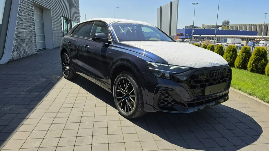 AUDI Q8 -