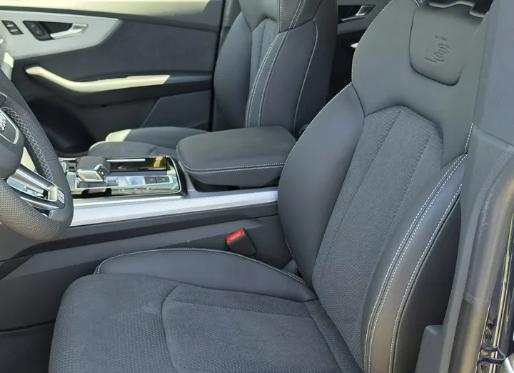AUDI Q8 -