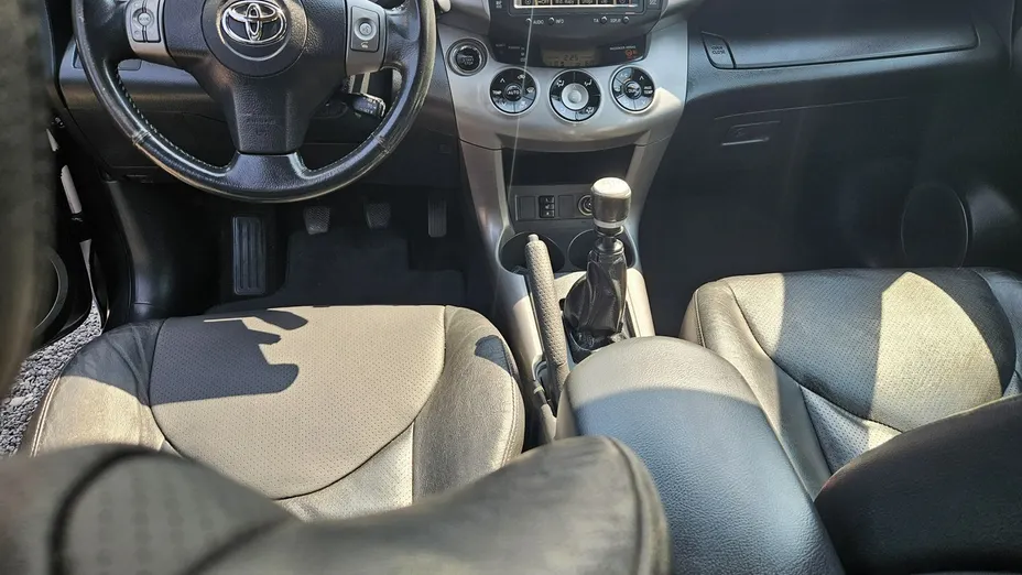 TOYOTA RAV4 -