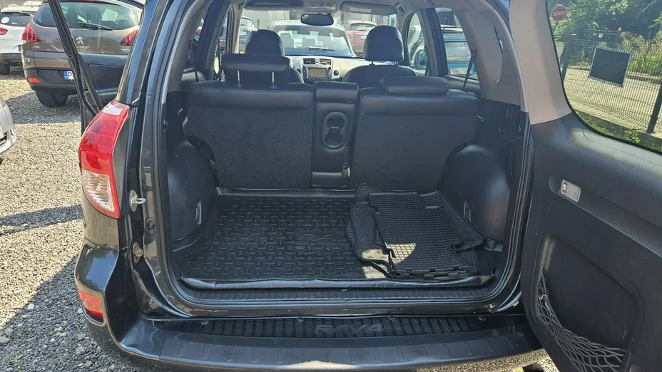 TOYOTA RAV4 -