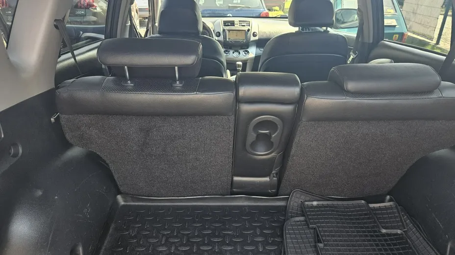 TOYOTA RAV4 -