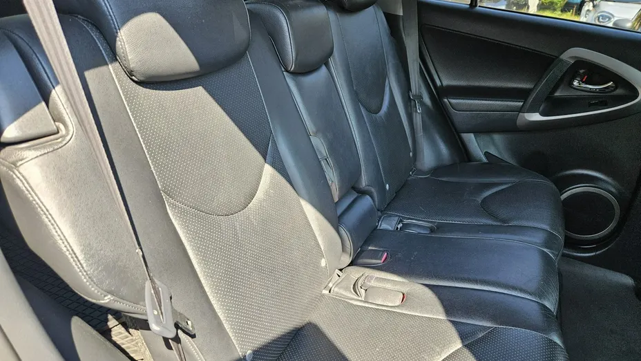 TOYOTA RAV4 -