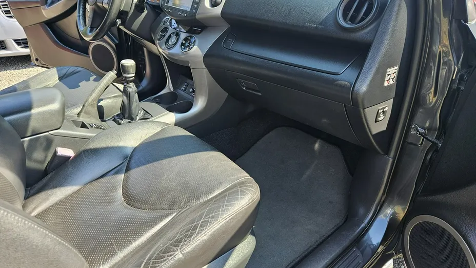 TOYOTA RAV4 -