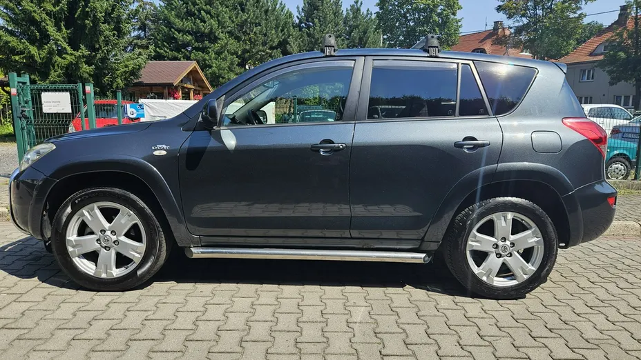 TOYOTA RAV4 -