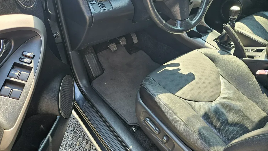 TOYOTA RAV4 -