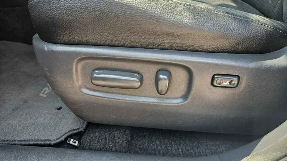 TOYOTA RAV4 -