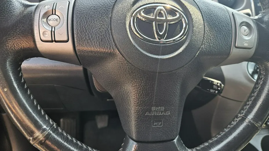 TOYOTA RAV4 -