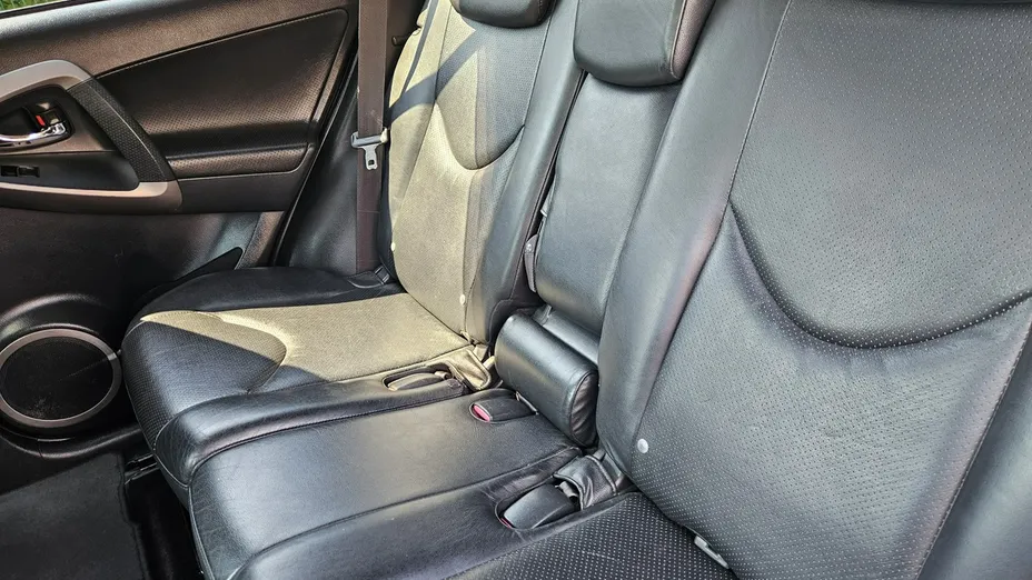 TOYOTA RAV4 -