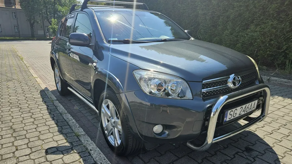 TOYOTA RAV4 -